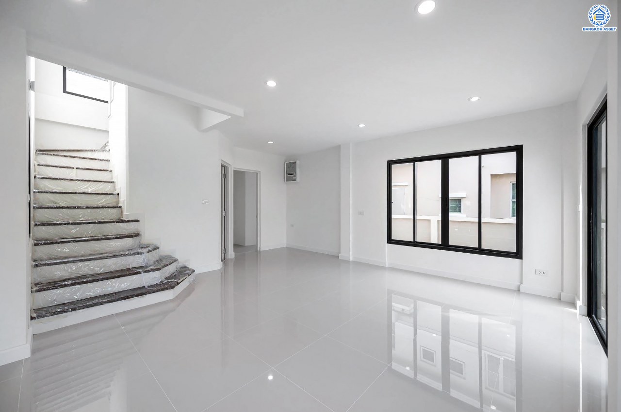 บ้านมือสองตกแต่งใหม่ โครงการ ชัยพฤกษ์ ติวานนท์-ราชพฤกษ์1หลังมุม เนื้อที่ 53.5 ตร.ว. ฟังก์ชัน 3 ห้องนอน 2 ห้องน้ำ จอดรถได้ 2 คัน สภาพแวดล้อมดี บนทำเลศักยภาพ หน้าโครงการติดถนนใหญ่ เชื่อมต่อถนนราชพฤกษ์ ใกล้จุดขึ้นทางด่วน "ศรีสมาน" ใกล้ห้าง "เซ็นทรัลเวสเกต" และ "โรบินสันศรีสมาน"